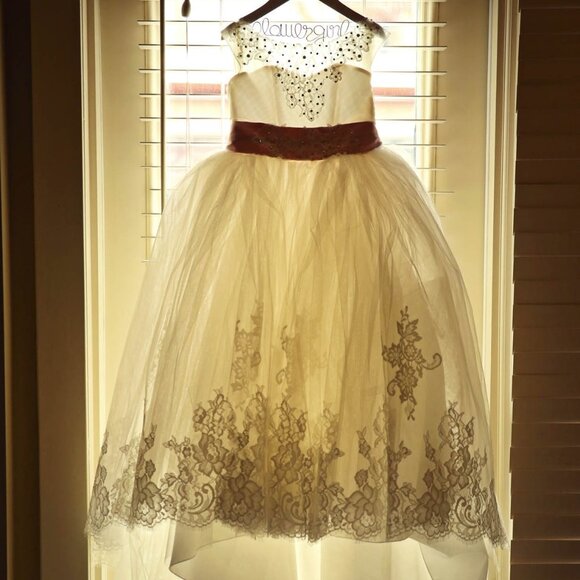 Stunning Ivory Lace Flower Girl/Special Occasion Gown - Picture 1 of 8